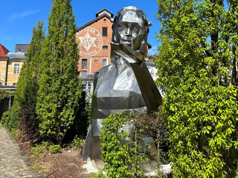Skulptur Mutter Erde von David Mesguich auf dem Gelände von Maisel & Friends in Bayreuth